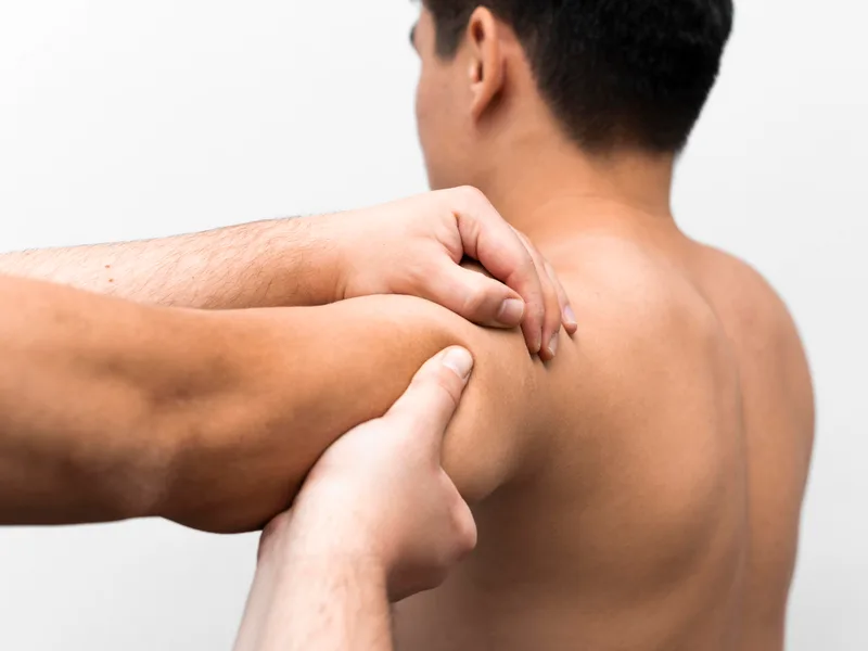 How Carlisle Spine And Wellness treats rotator cuff injury in Carl Isle