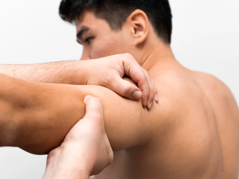 Carlisle Spine And Wellness treating shoulder pain in Carl Isle